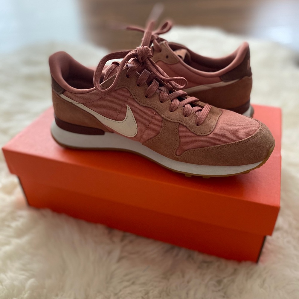 Nike Internationalists